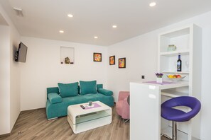 Apartamento, 1 quarto | Sala de estar | TV de tela plana