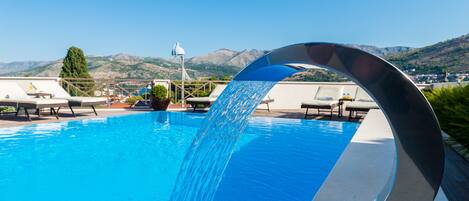 Piscina a l'aire lliure i gandules