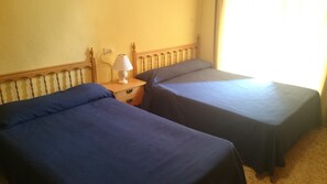 Triple Room | Free cots/infant beds, free WiFi, bed sheets