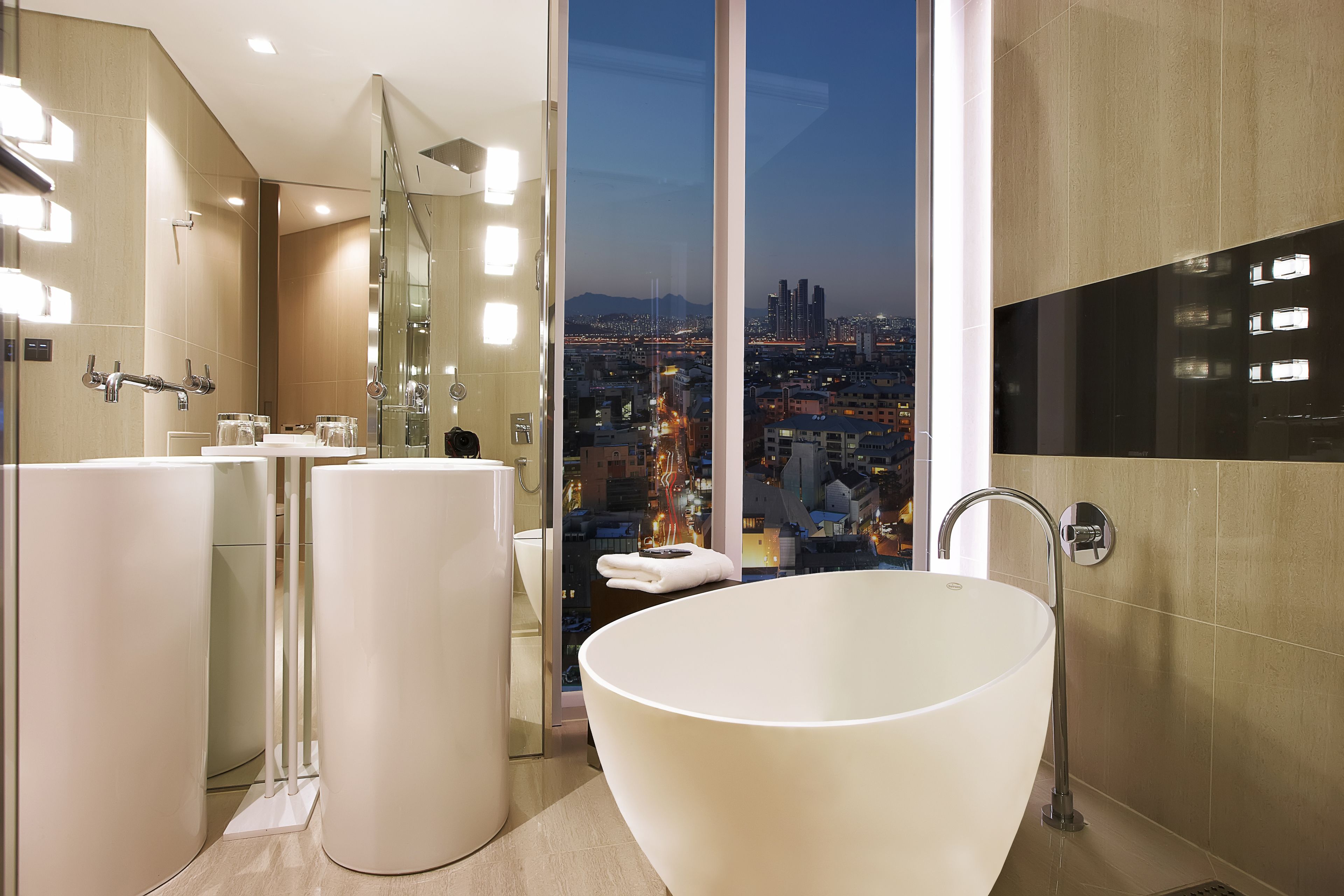 deep-soaking bathtub