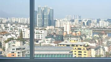 Stadsgezicht vanuit een hoog gebouw met moderne architectuur en verschillende gebouwhoogtes.