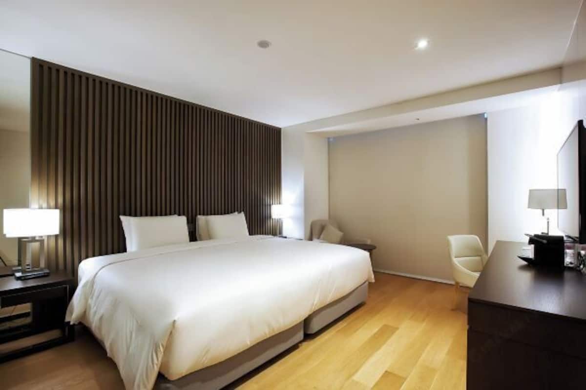 1 bedroom, premium bedding, down duvets, in-room safe