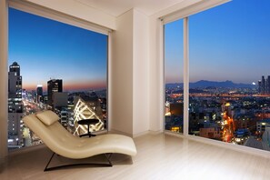 Premium bedding, down duvets, in-room safe, desk - Hotel ENTRA Gangnam (Seoul)