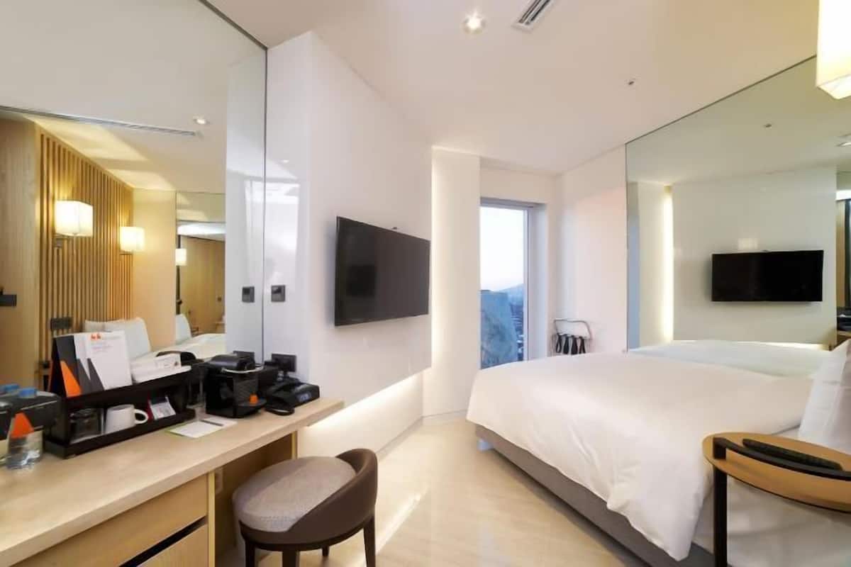 1 bedroom, premium bedding, down duvets, in-room safe