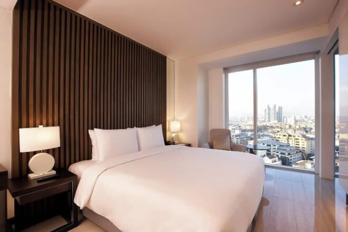1 bedroom, premium bedding, down duvets, in-room safe