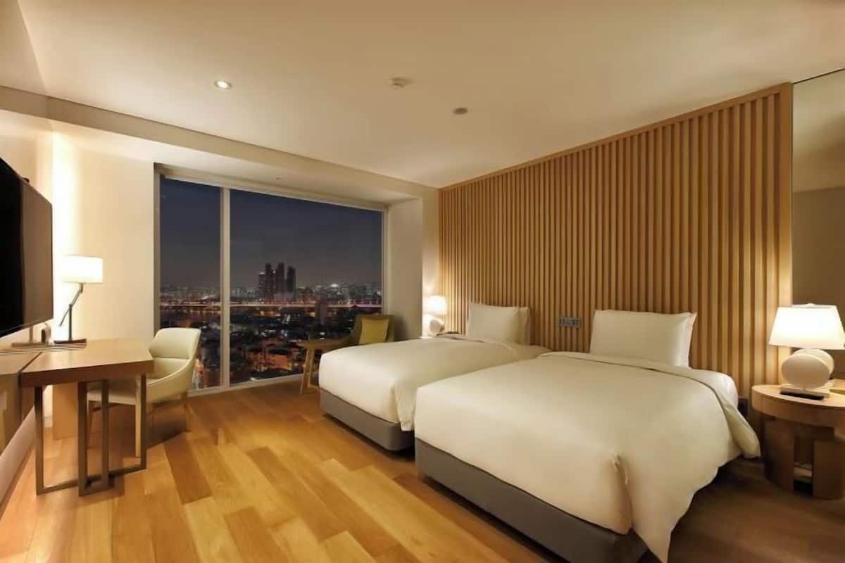 1 bedroom, premium bedding, down duvets, in-room safe