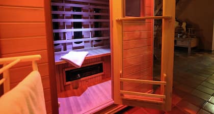 Farmhouse in Reest Valley with Sauna & Hot Tub