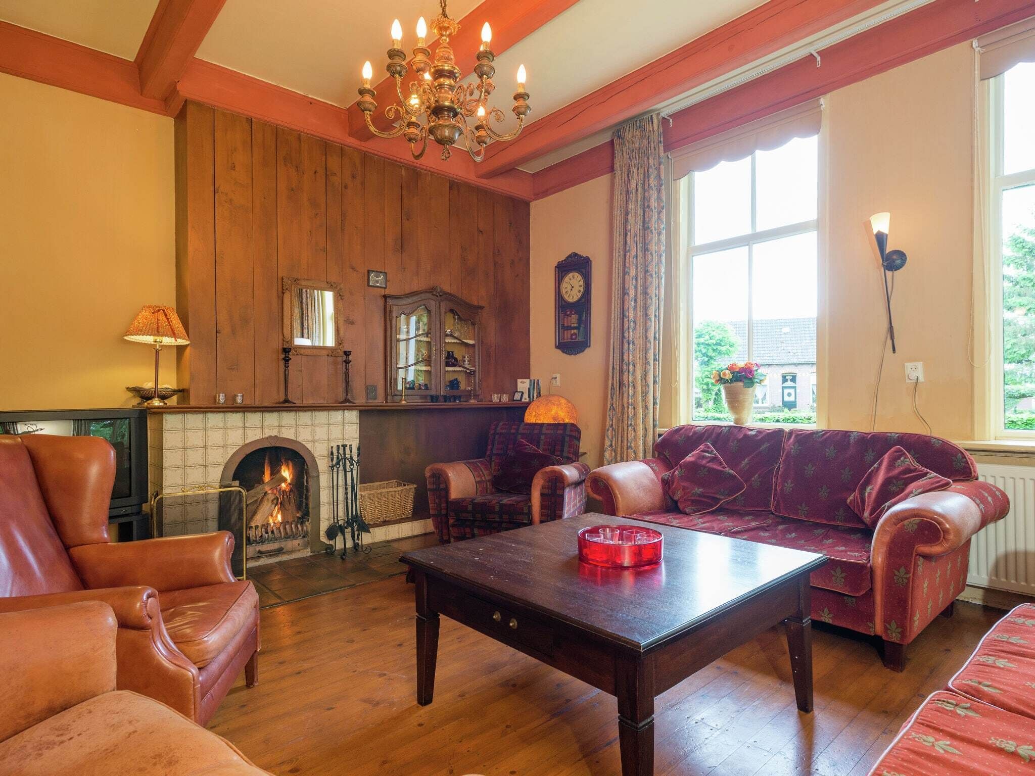 Een televisie, een open haard en boeken