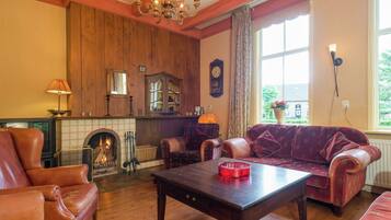 Een televisie, een open haard en boeken