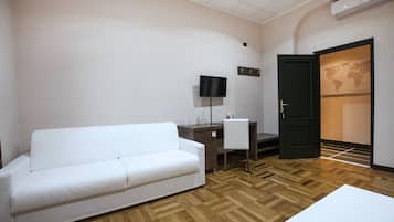 Dreibettzimmer, 1 Schlafzimmer, Nichtraucher, eigenes Bad (External) | Hochwertige Bettwaren, Daunenbettdecken, Zimmersafe, Schreibtisch