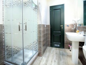 Douche, sèche-cheveux, bidet, serviettes fournies
