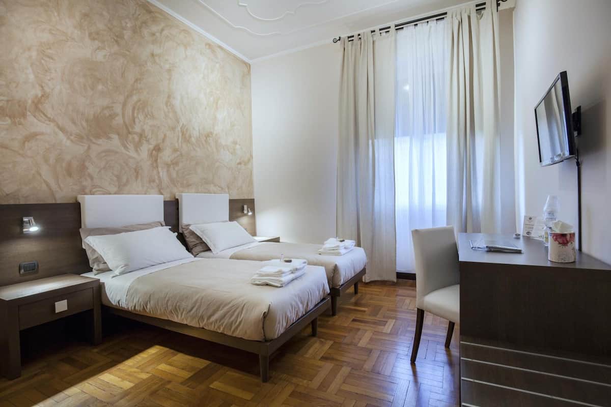 Kamer, 1 twee- of 2 eenpersoonsbedden, niet-roken, privébadkamer (bagno esterno) | Luxe beddengoed, donzen dekbedden, een kluis op de kamer, een bureau