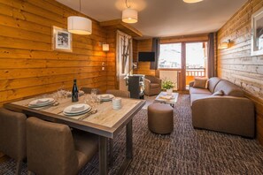 TV, fireplace - Savoyard Style Alpine Retreat (Val Thorens)