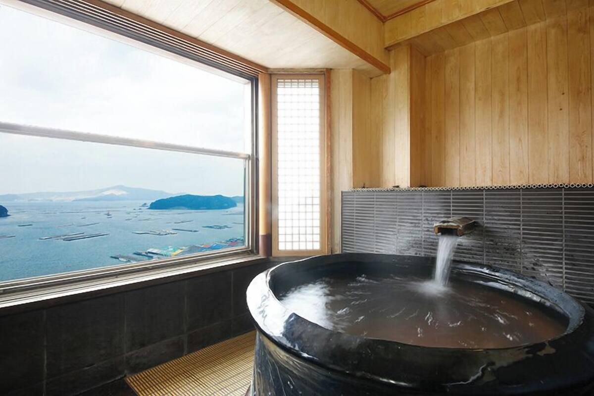 Un baño termal con vistas al mar y a las montañas.