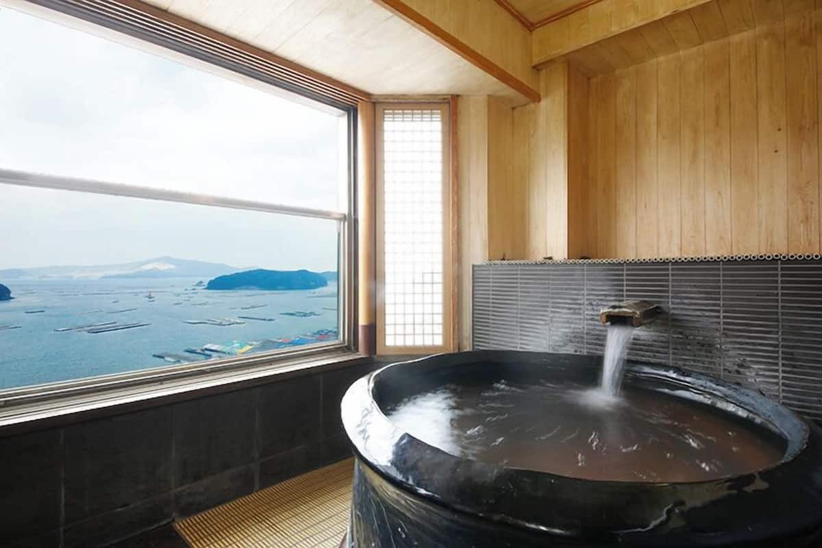 Un bain dans une source thermale, avec vue sur la mer et les montagnes.