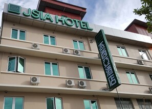 A multi-story building with the sign "JSIA HOTEL" prominently displayed. - Jsia Hotel (Kota Kinabalu)