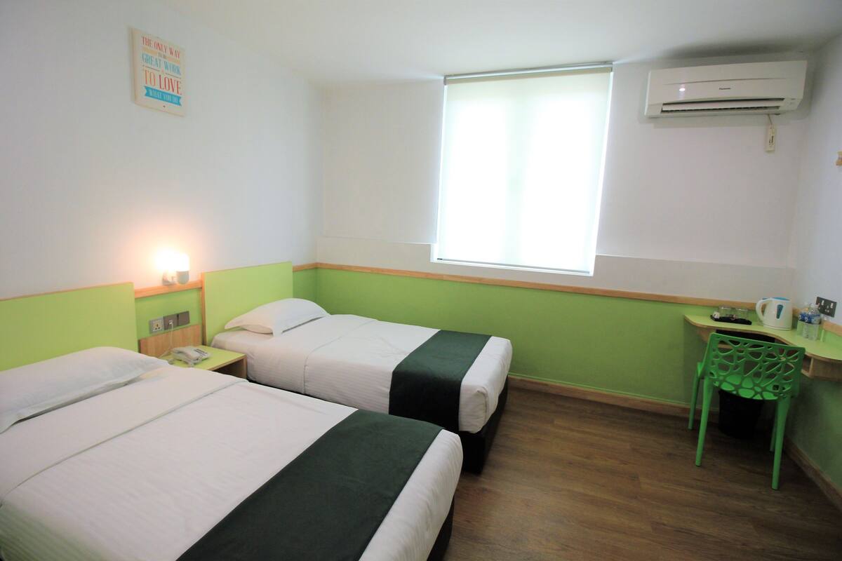 Deluxe Twin Room | Desk, iron/ironing board (on request), WiFi (free)