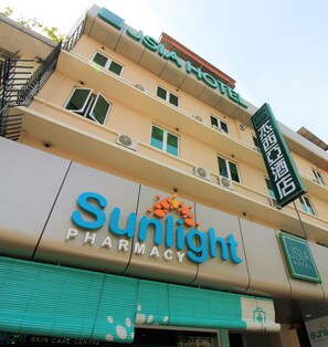 A building with a pharmacy named 'Sunlight Pharmacy' and a hotel named 'USA Hotel'. - Jsia Hotel (Kota Kinabalu)