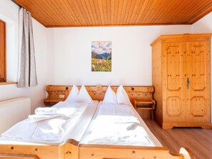 6 bedrooms, iron/ironing board, WiFi