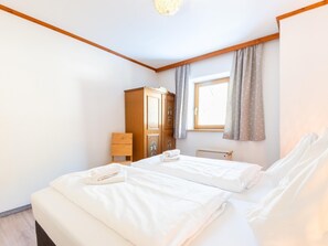 6 Schlafzimmer, Bügeleisen/Bügelbrett, WLAN