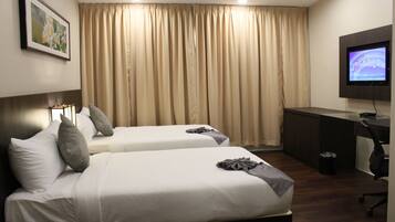 Chalet (Twin Room) | Coffres-forts dans les chambres, bureau, fer et planche Ă repasser