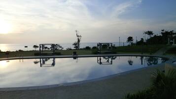 3 piscines extérieures