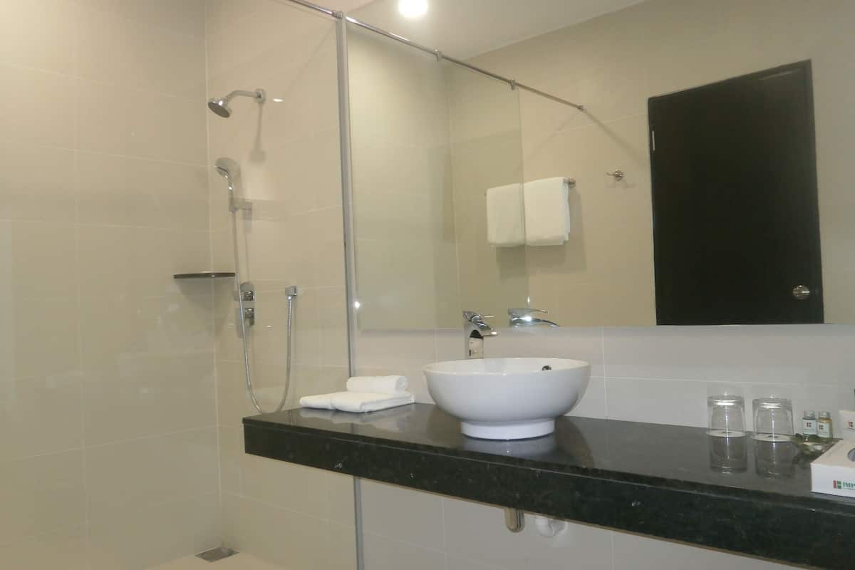 deluxe double room | bathroom | shower, free toiletries, hair dryer, slippers