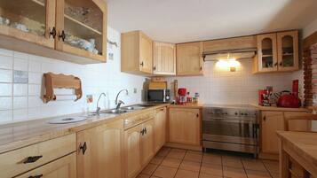 Een koelkast, een microgolfoven, een oven, een vaatwasser