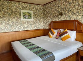 Escritorio, wifi gratis, ropa de cama