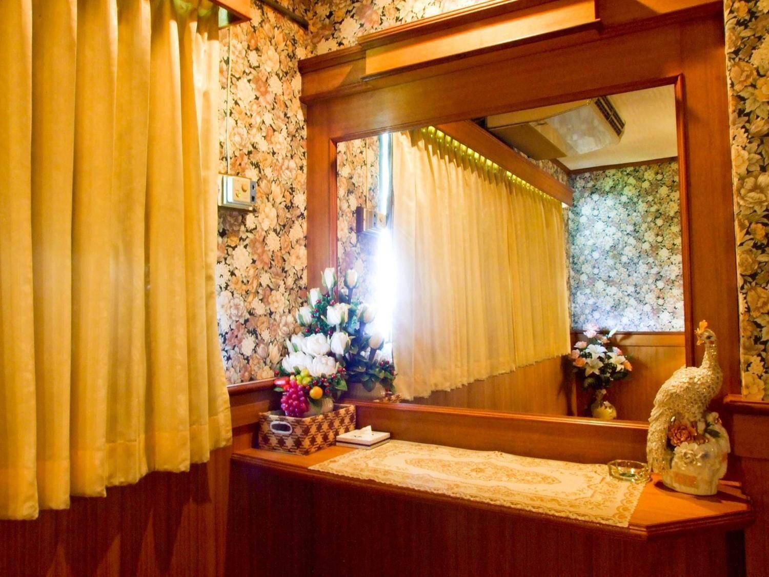 Ducha, artículos de higiene personal gratuitos y toallas