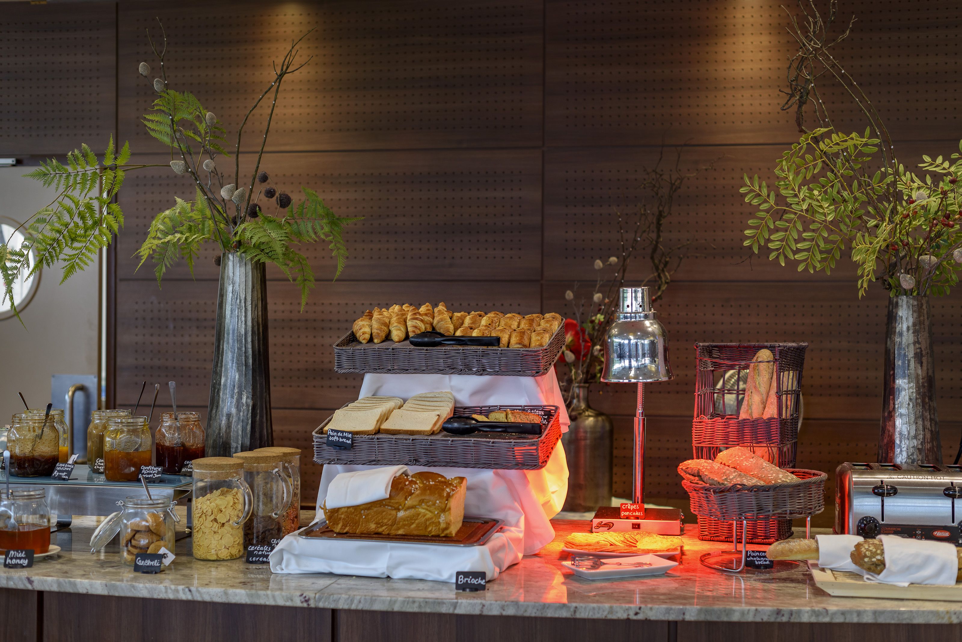 Un buffet con diverse pietanze e piante decorative.