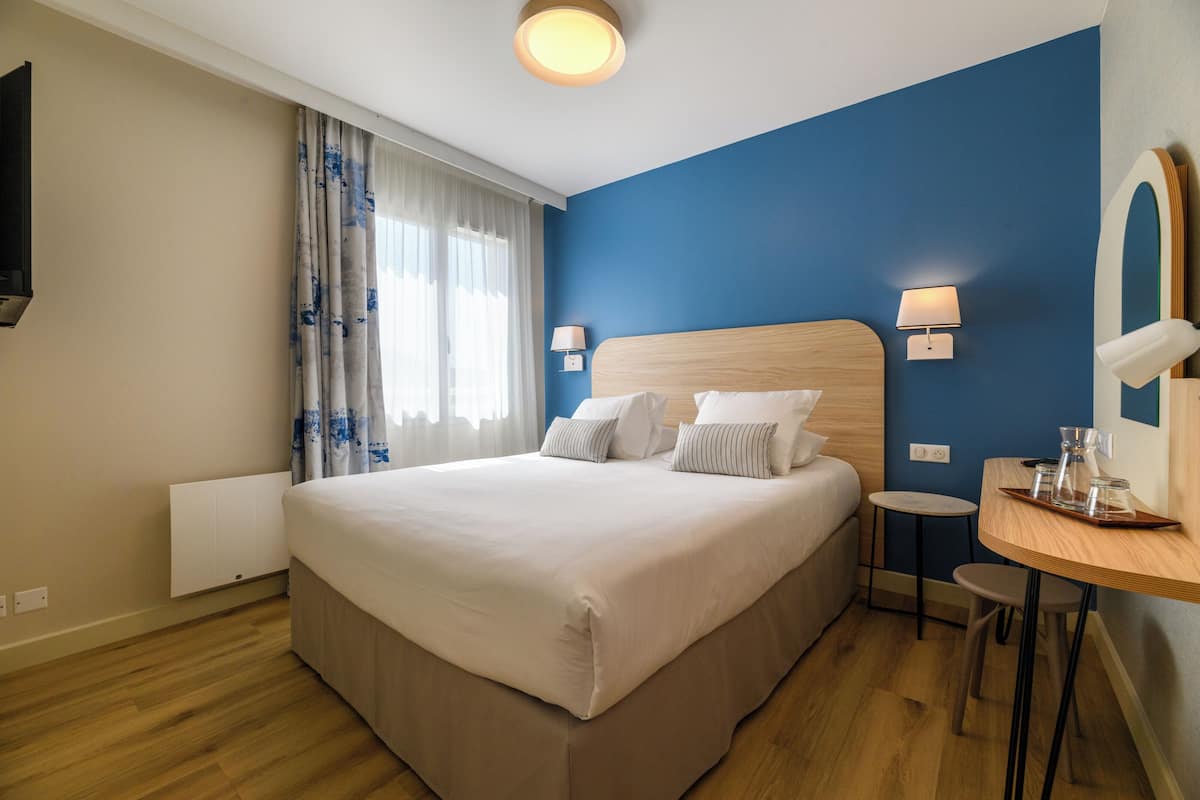 Hochwertige Bettwaren, Zimmersafe, Schreibtisch, schallisolierte Zimmer