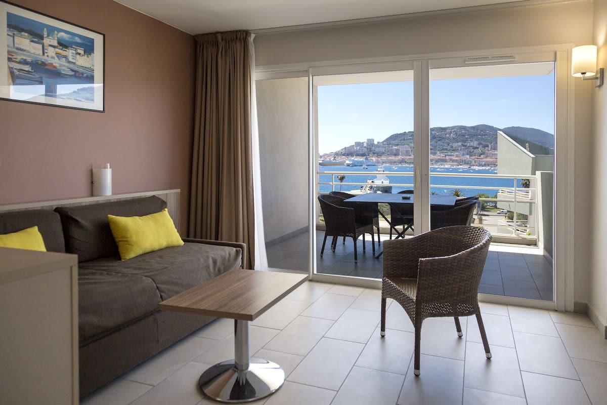 Ein Balkon mit Blick auf das Meer und die Stadt.