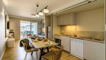 Une cuisine moderne avec un coin repas, un lave-vaisselle et une vue sur la ville.