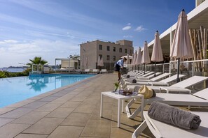 Utendørsbasseng, bassengparasoller og solsenger