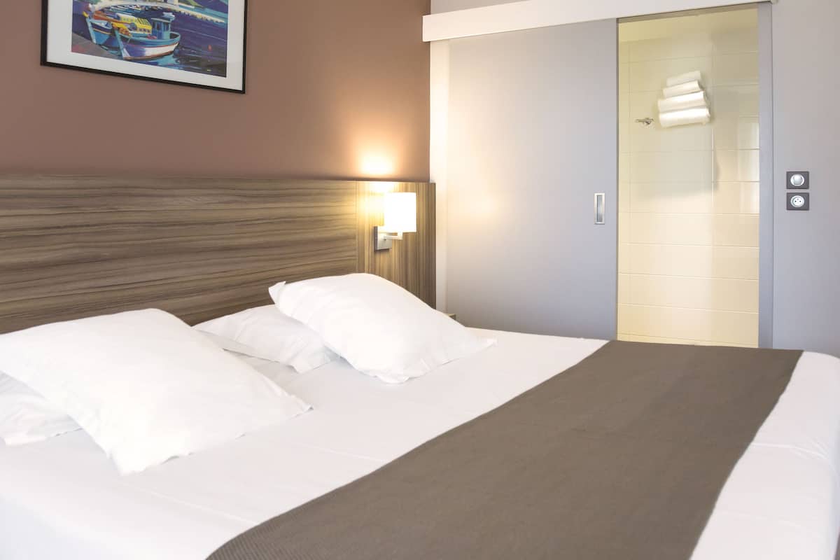 Hochwertige Bettwaren, Zimmersafe, Schreibtisch, schallisolierte Zimmer