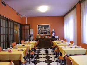 Tägliches Frühstücksbuffet (5 EUR pro Person)