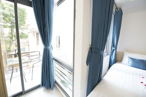 Deluxe Double or Twin Room, Balcony | Bar mini, peti besi dalam bilik, meja, Wi-fi percuma 