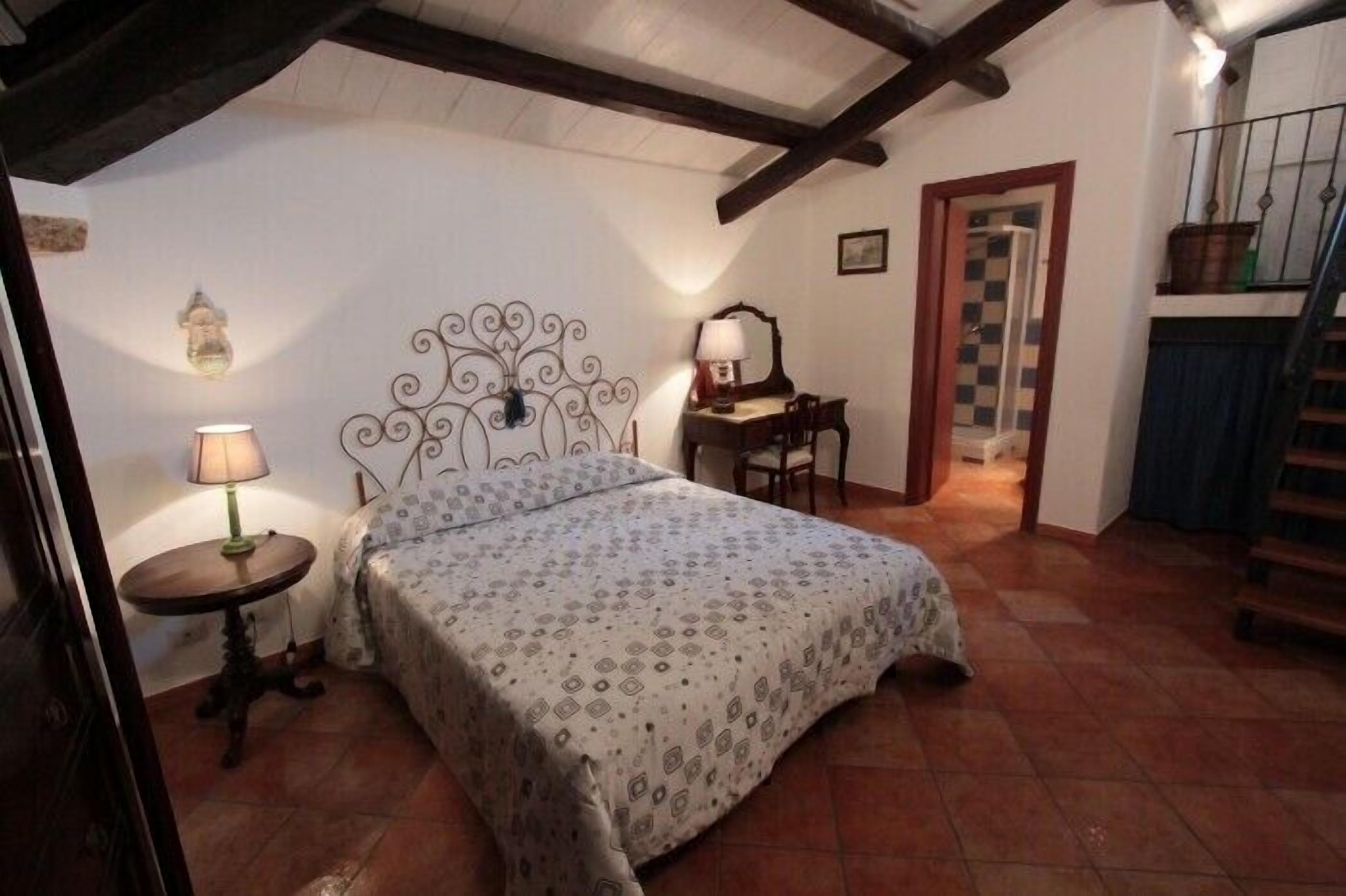 3 bedrooms, laptop workspace, iron/ironing board, free cots/infant beds