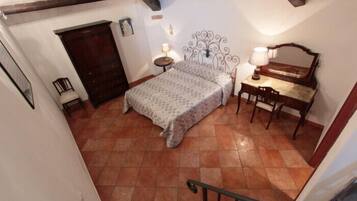 3 bedrooms, laptop workspace, iron/ironing board, free cots/infant beds