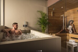 Couples treatment room(s), sauna, hot tub, Turkish bath/hammam