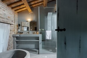 Suite | Badezimmer | Dusche, kostenlose Toilettenartikel, Haartrockner, Bademäntel