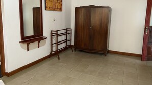 مكتب ومساحة عمل للكمبيوتر المحمول ومكواة/لوح كي وواي فاي مجانًا
