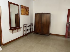 Desk, laptop workspace, iron/ironing board, free WiFi - Pearl House (Kandy)