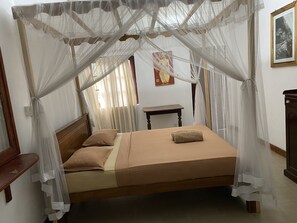 Habitación Deluxe doble, 1 cama de matrimonio, vistas a la montaña | Escritorio y espacio para trabajar con un portátil