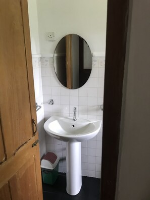 Dobbeltrom – standard, 1 soverom, byutsikt | Bad | Dusj, toalettartikler (inkludert), hårføner og håndklær