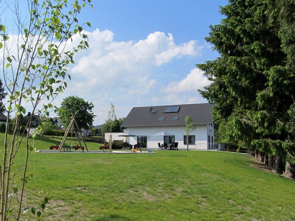 Property grounds - Moderne Villa in Medebach Küstelberg (Medebach Küstelberg)