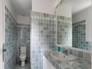 Combined shower/tub, towels
