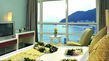 Deluxe Room, Ocean View | Minibar, in-room safe, desk, blackout drapes
