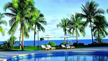 2 outdoor pools